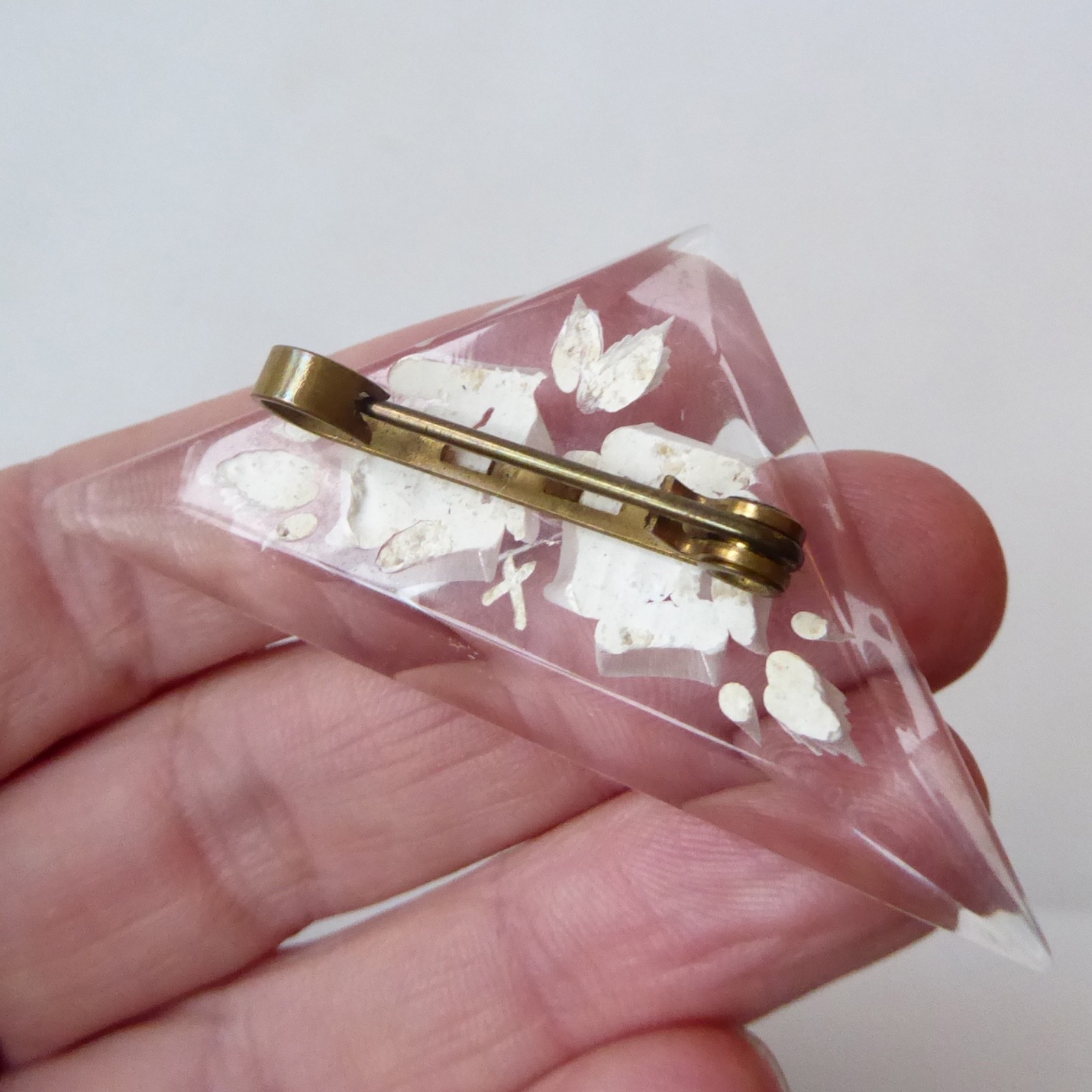 1950s triangular reverse carved lucite perspex brooch white rose flower, vintage - Image 10