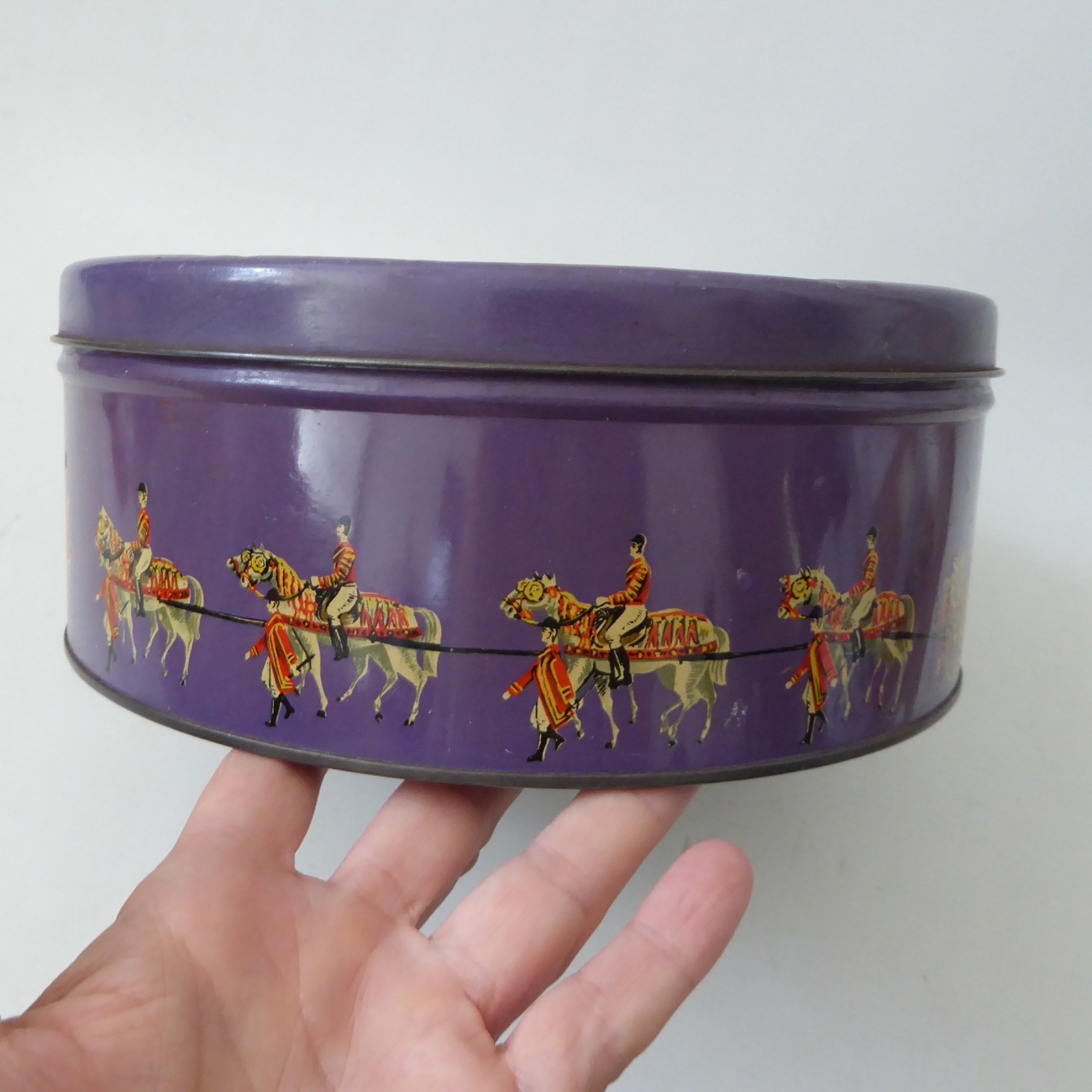 1953 HM Queen Elizabeth II Coronation biscuit tin. Vintage round purple + crown - Image 5