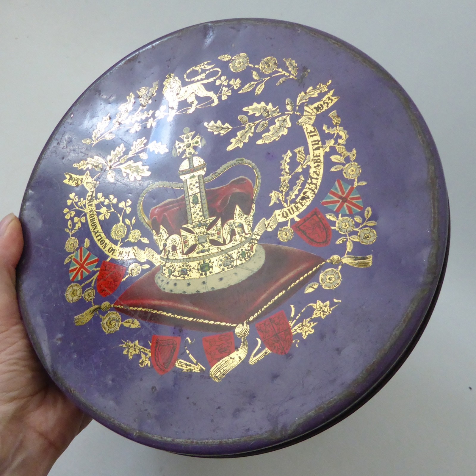1953 HM Queen Elizabeth II Coronation biscuit tin. Vintage round purple + crown - Image 7