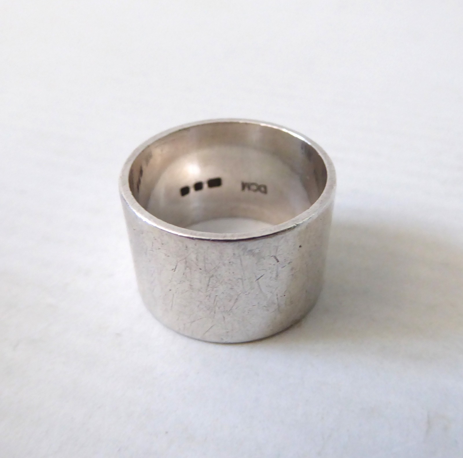 1970 hallmarked 12mm wide band sterling silver ring, size L. Vintage London DCM - Image 3