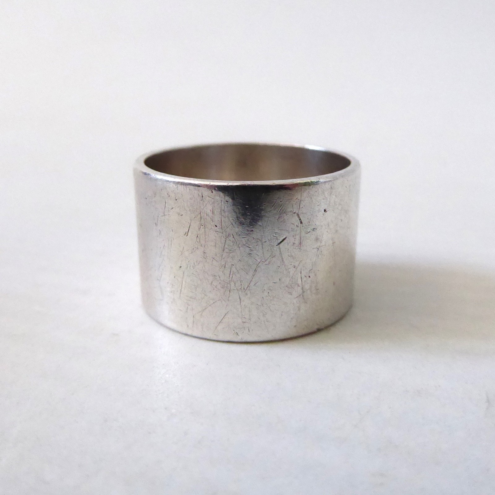 1970 hallmarked 12mm wide band sterling silver ring, size L. Vintage London DCM - Image 4