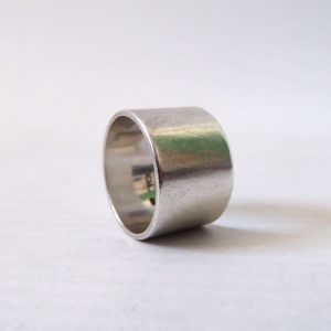 1970 hallmarked 12mm wide band sterling silver ring, size L. Vintage London DCM