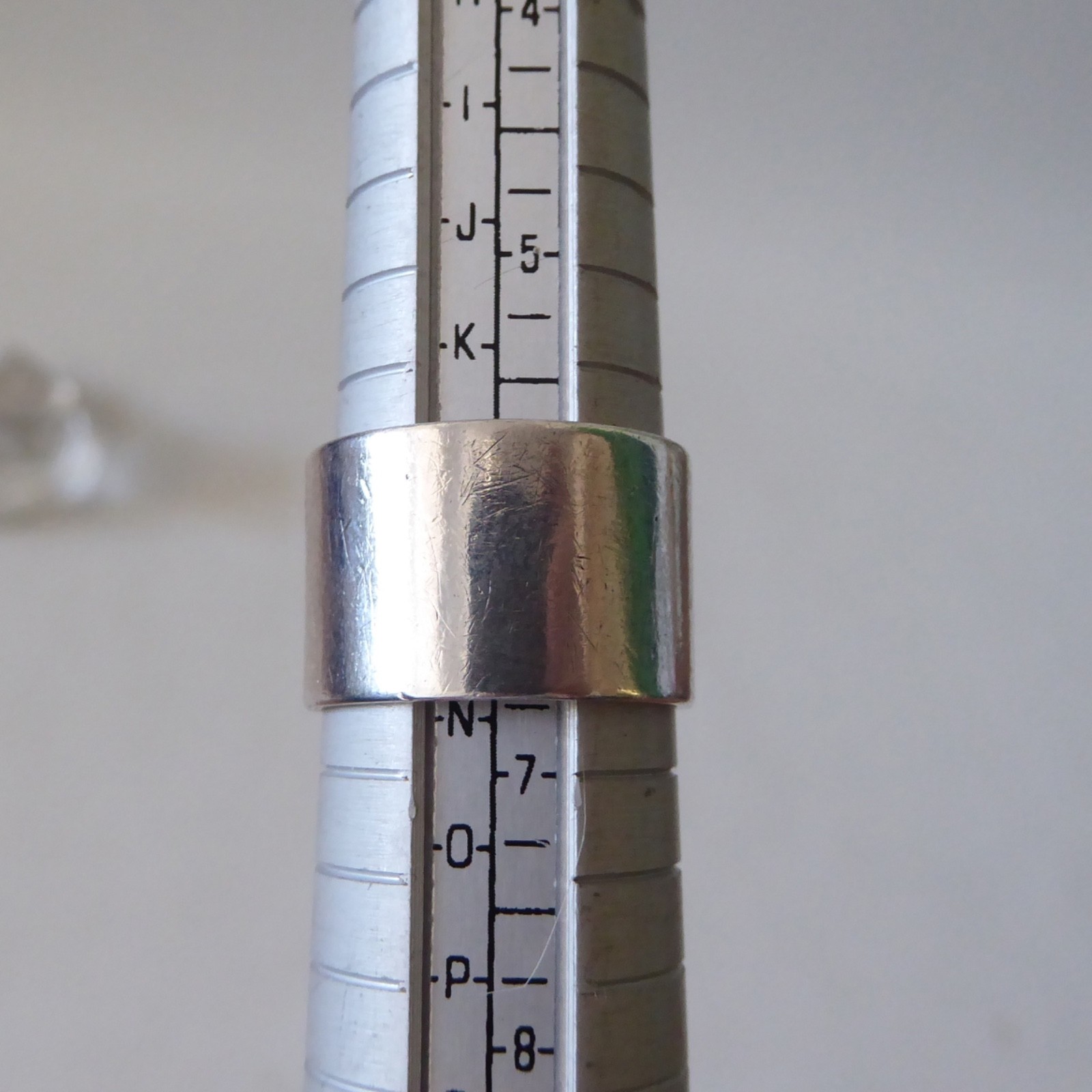 1970 hallmarked 12mm wide band sterling silver ring, size L. Vintage London DCM - Image 6