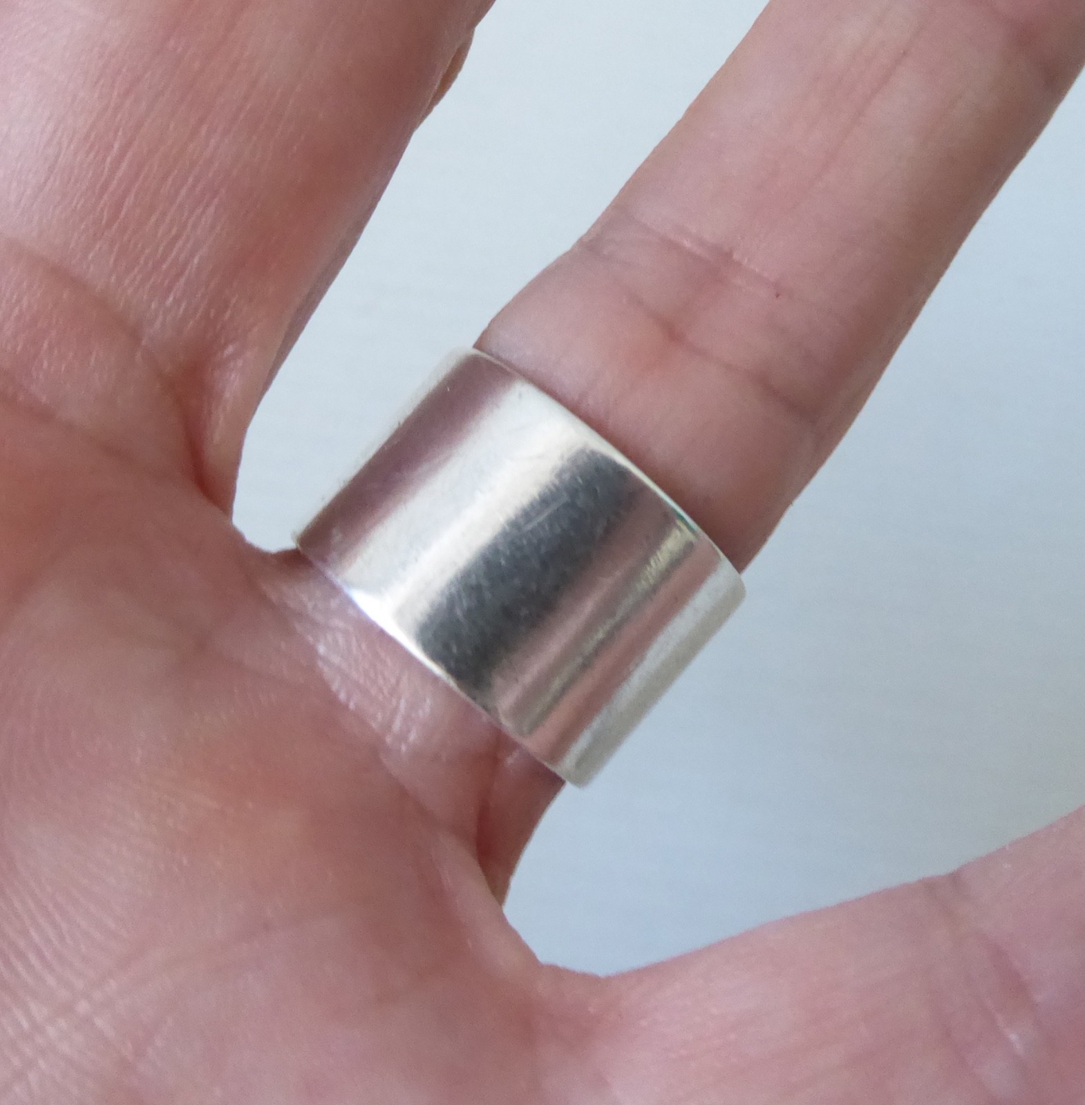 1970 hallmarked 12mm wide band sterling silver ring, size L. Vintage London DCM - Image 7