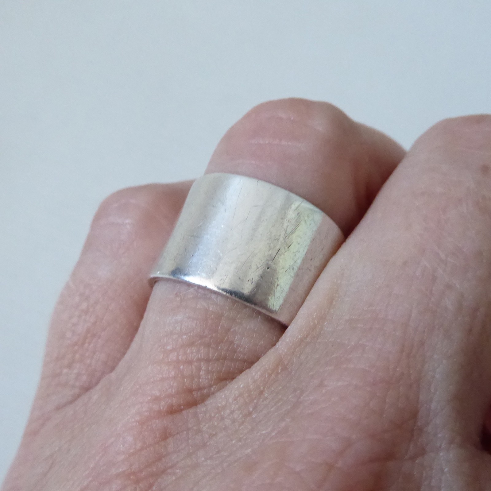 1970 hallmarked 12mm wide band sterling silver ring, size L. Vintage London DCM - Image 8