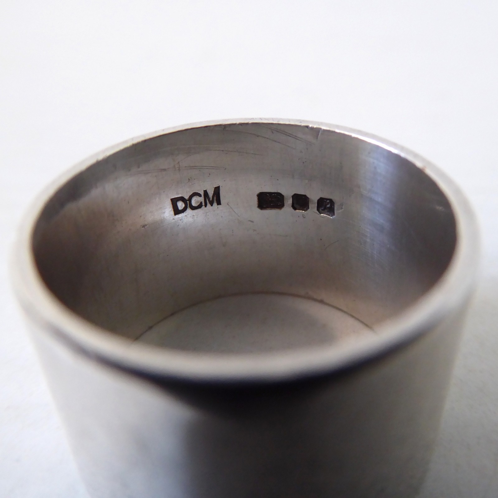 1970 hallmarked 12mm wide band sterling silver ring, size L. Vintage London DCM - Image 9