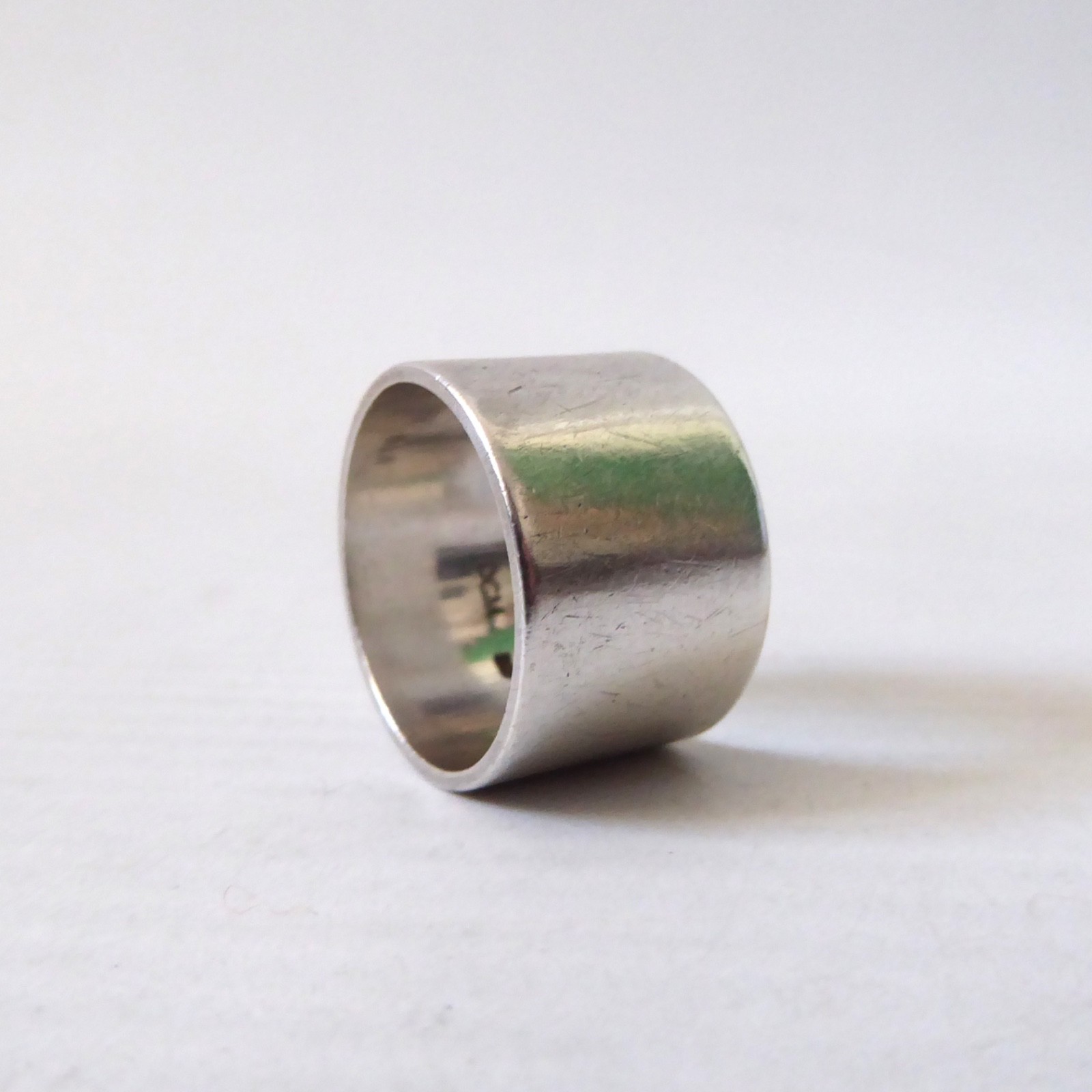 1970 hallmarked 12mm wide band sterling silver ring, size L. Vintage London DCM