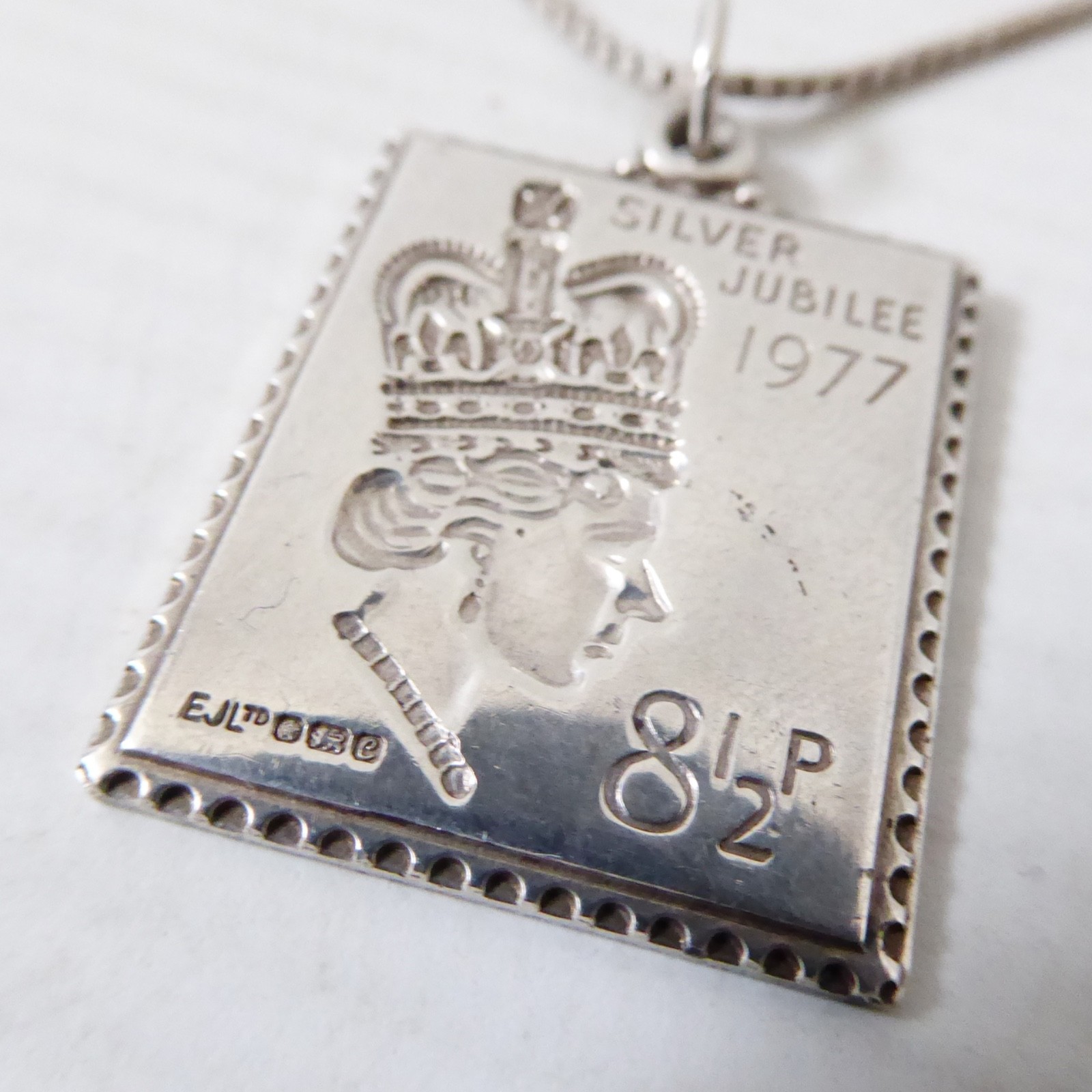 1977 hallmarked sterling silver 925 ingot stamp silver jubilee pendant necklace - Image 3