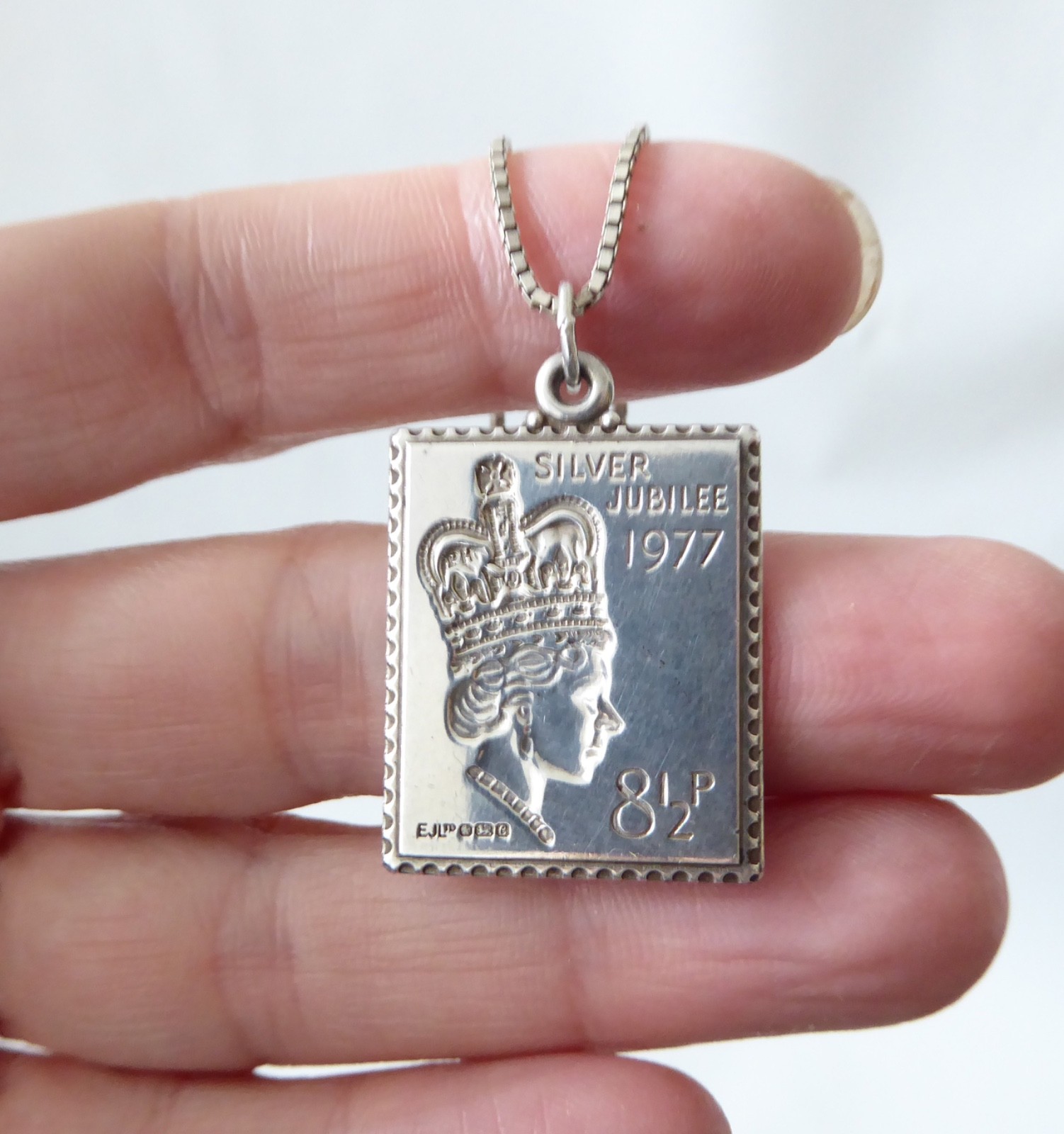 1977 hallmarked sterling silver 925 ingot stamp silver jubilee pendant necklace - Image 5