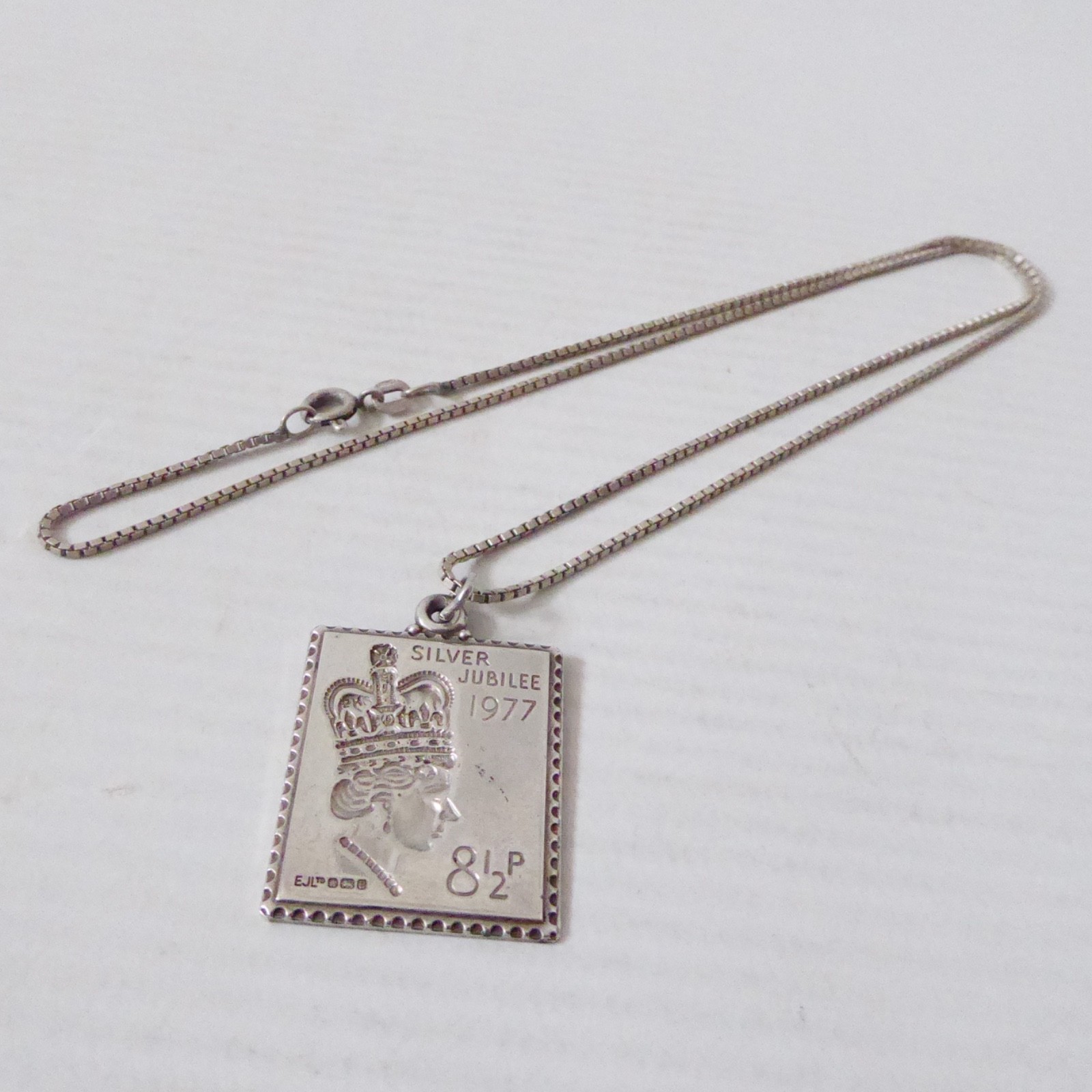 1977 hallmarked sterling silver 925 ingot stamp silver jubilee pendant necklace - Image 6