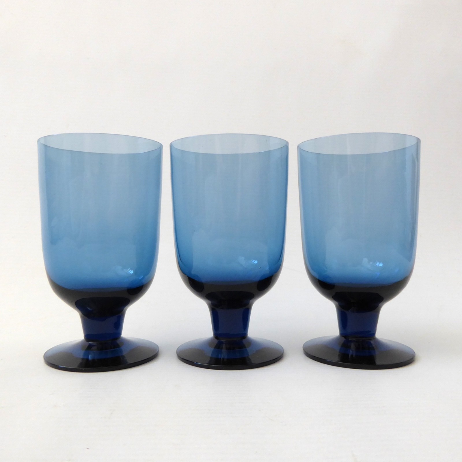 3 vintage Wedgwood wine glasses, midnight sapphire blue glass goblets, 1960s/70s - Image 3