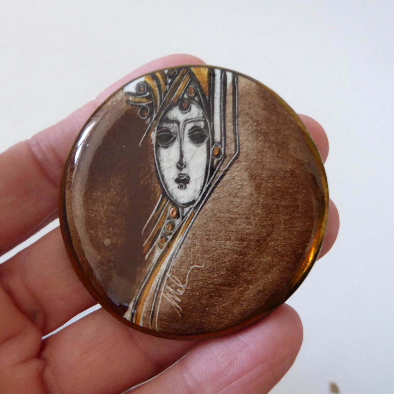 Ceramic hand painted & signed brooch, stylised woman portrait brown gold, round - Image 3