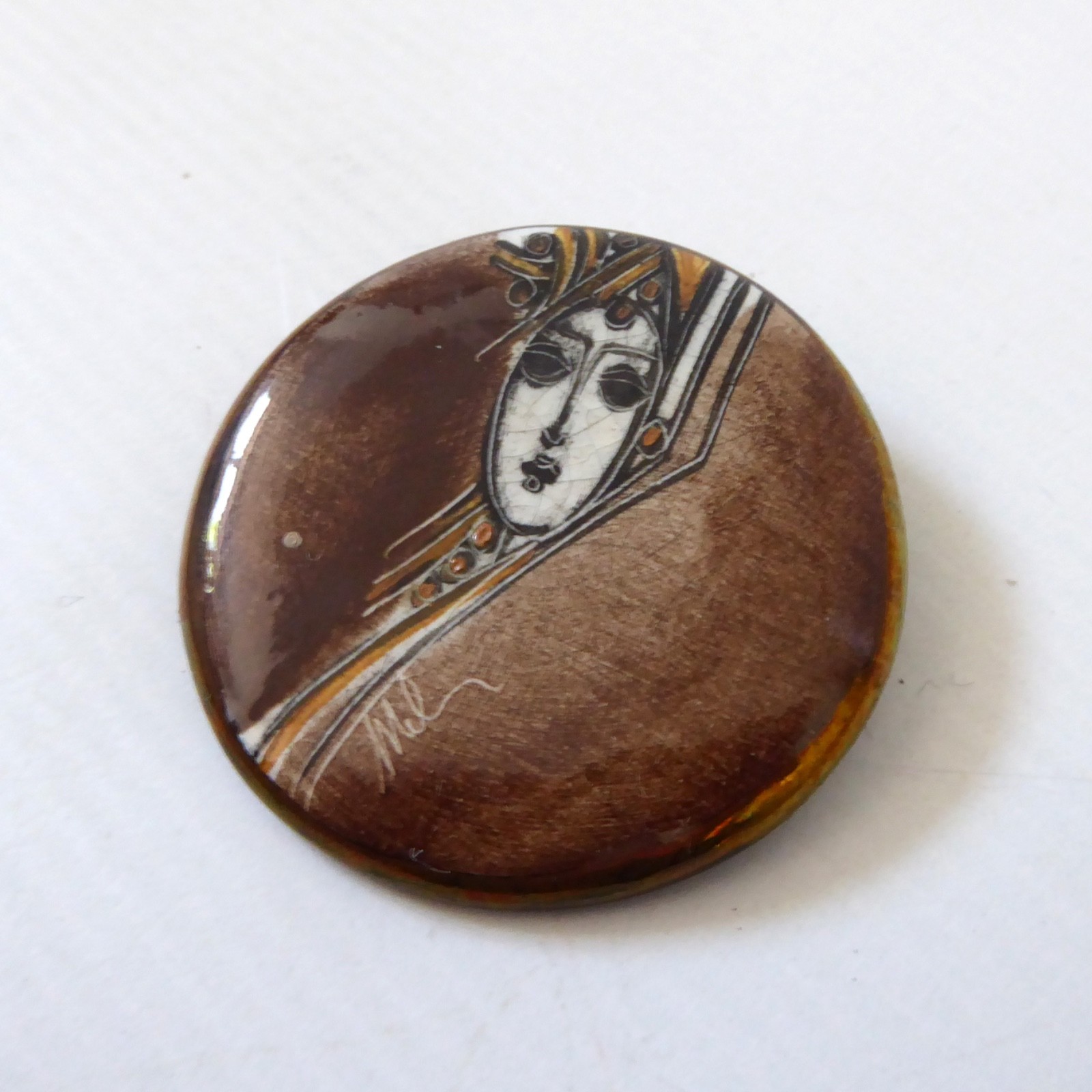Ceramic hand painted & signed brooch, stylised woman portrait brown gold, round - Image 4