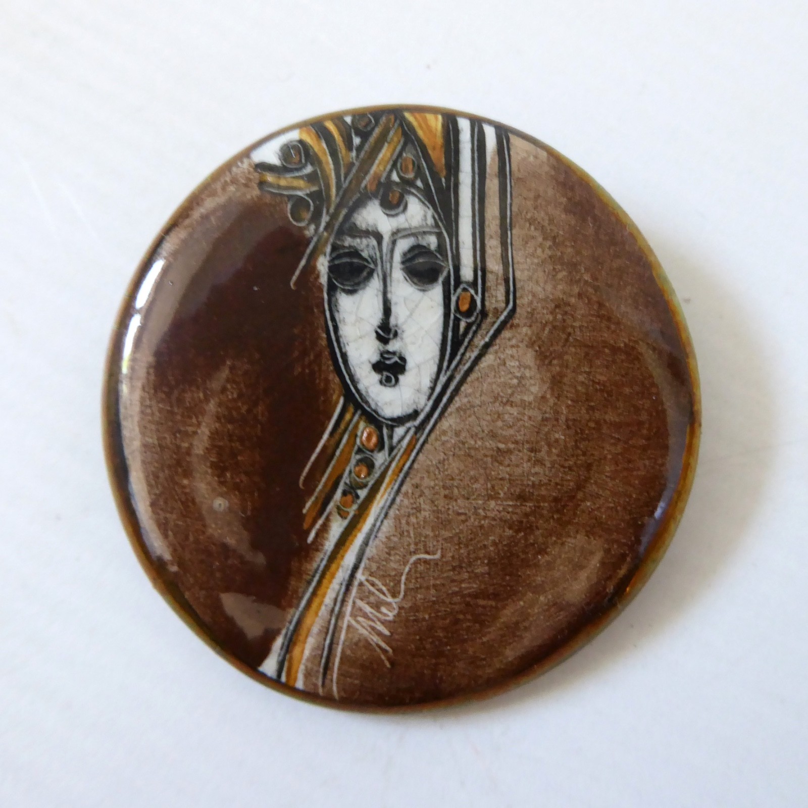 Ceramic hand painted & signed brooch, stylised woman portrait brown gold, round - Image 5