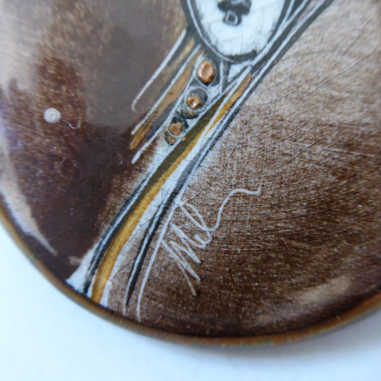 Ceramic hand painted & signed brooch, stylised woman portrait brown gold, round - Image 6