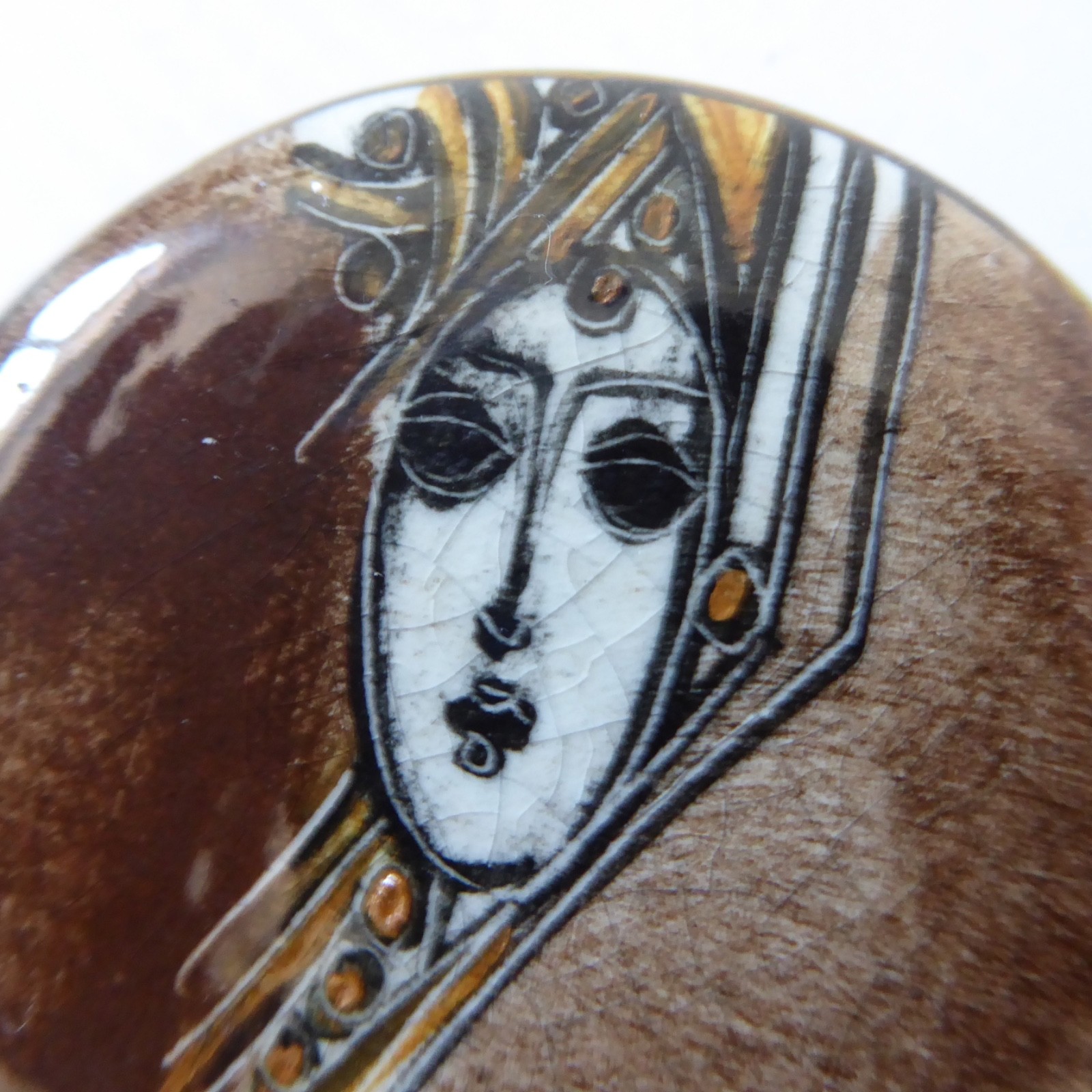 Ceramic hand painted & signed brooch, stylised woman portrait brown gold, round - Image 7