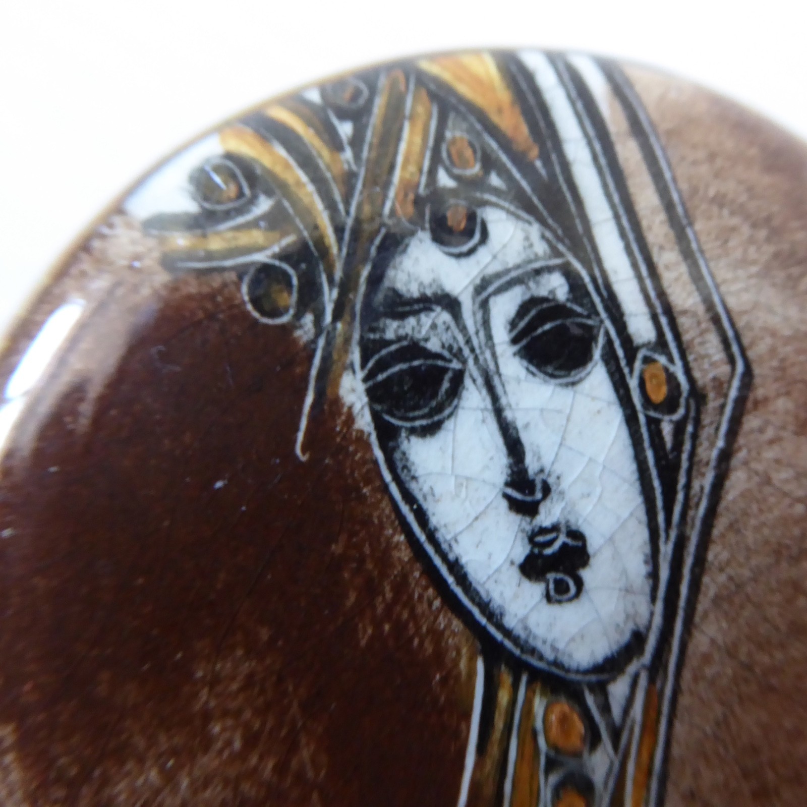 Ceramic hand painted & signed brooch, stylised woman portrait brown gold, round - Image 8