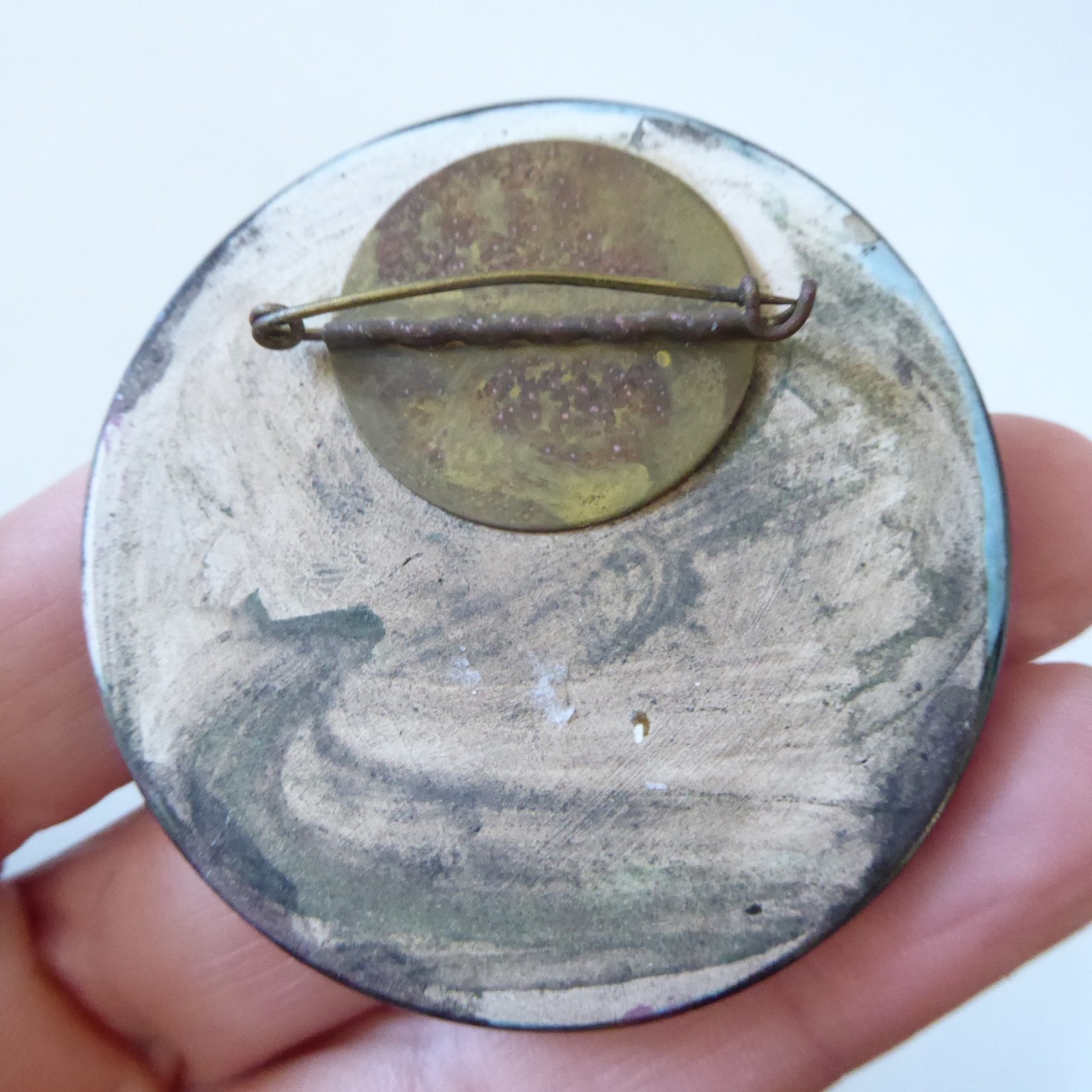 Ceramic hand painted & signed brooch, stylised woman portrait brown gold, round - Image 9