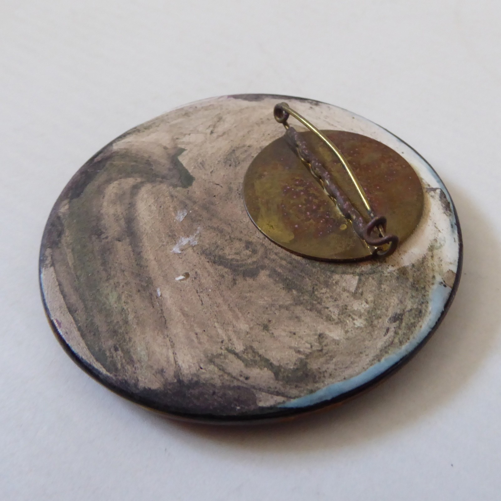 Ceramic hand painted & signed brooch, stylised woman portrait brown gold, round - Image 10