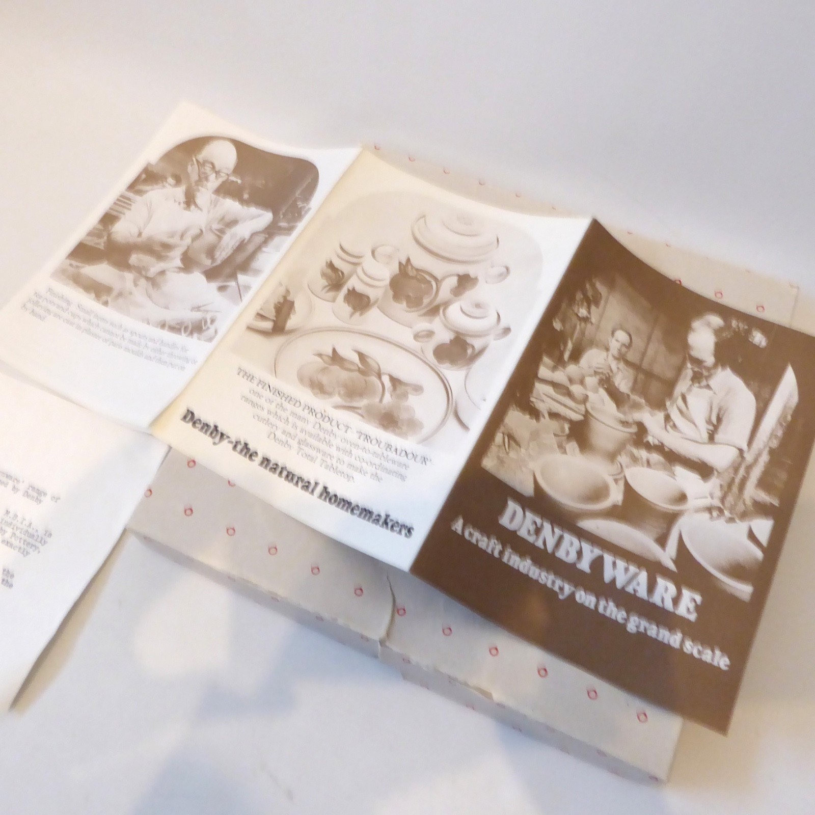 Denby Glynware round collectable plate, leaflet, box. Glyn Colledge wall hanging - Image 12