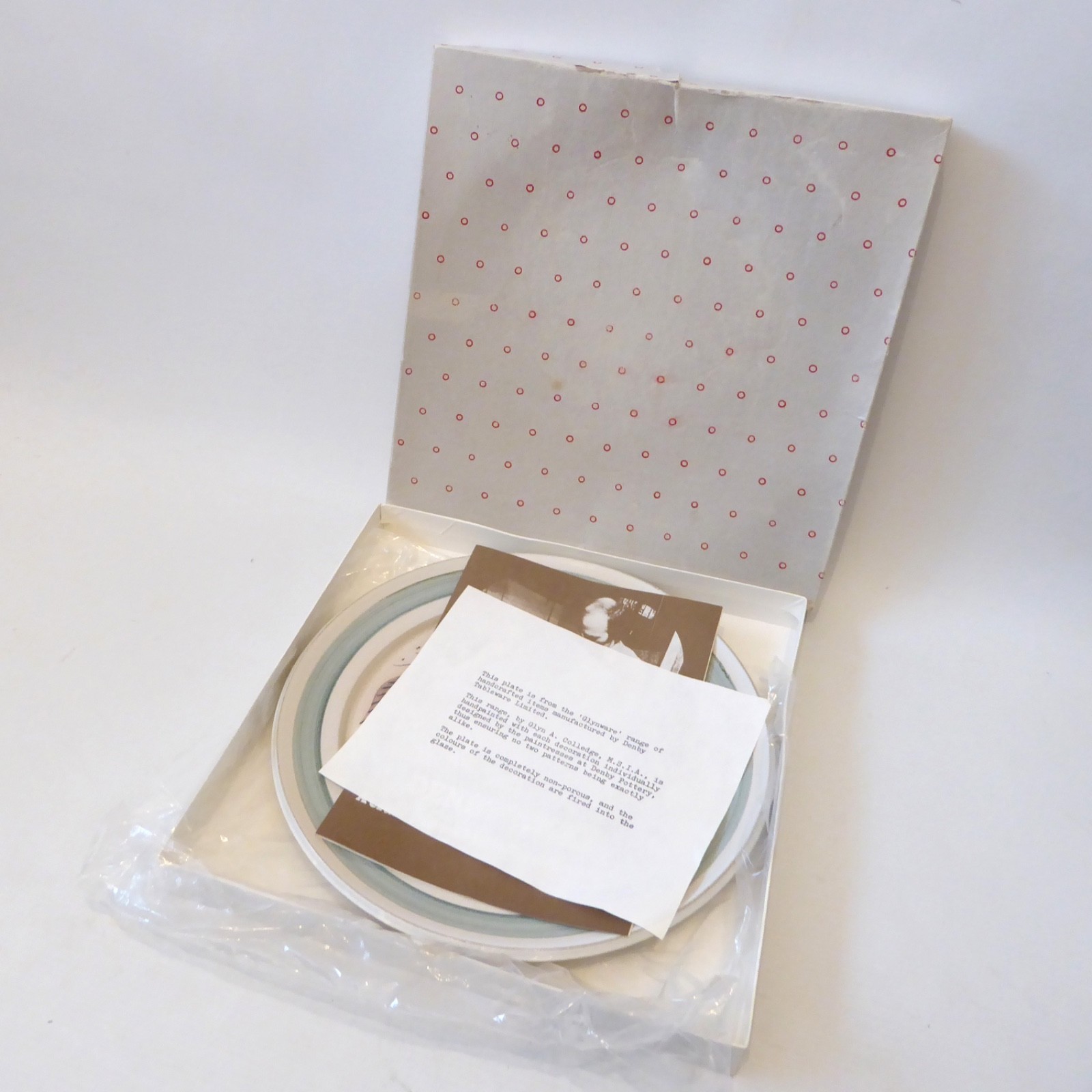 Denby Glynware round collectable plate, leaflet, box. Glyn Colledge wall hanging - Image 4