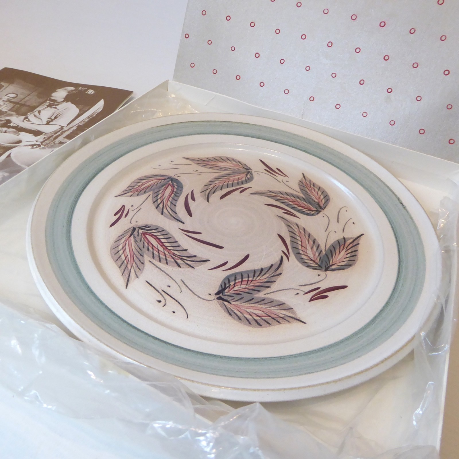 Denby Glynware round collectable plate, leaflet, box. Glyn Colledge wall hanging - Image 8