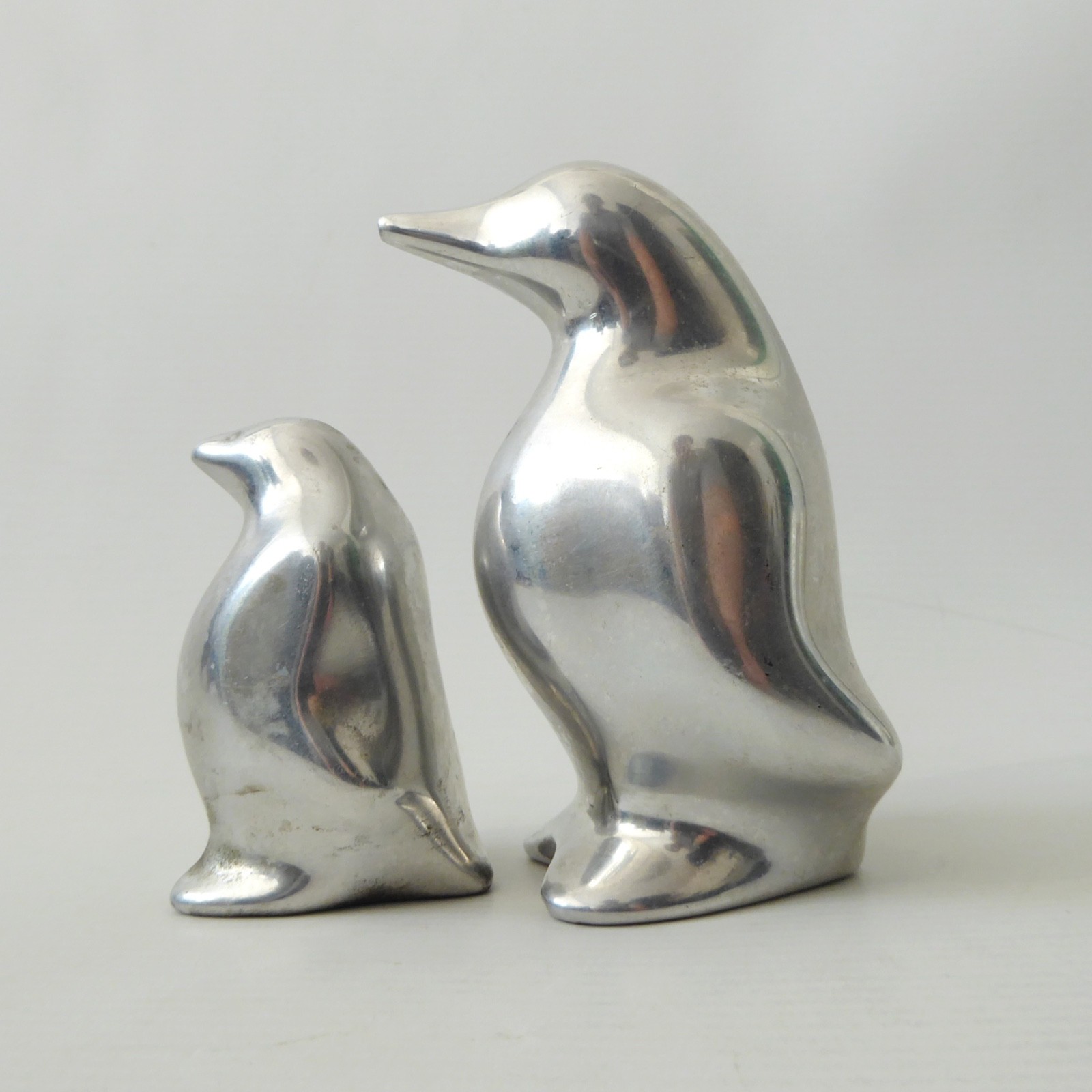 Hoselton Canada vintage cast aluminium penguin sculpture 2 figurines. Retro 1597 - Image 3