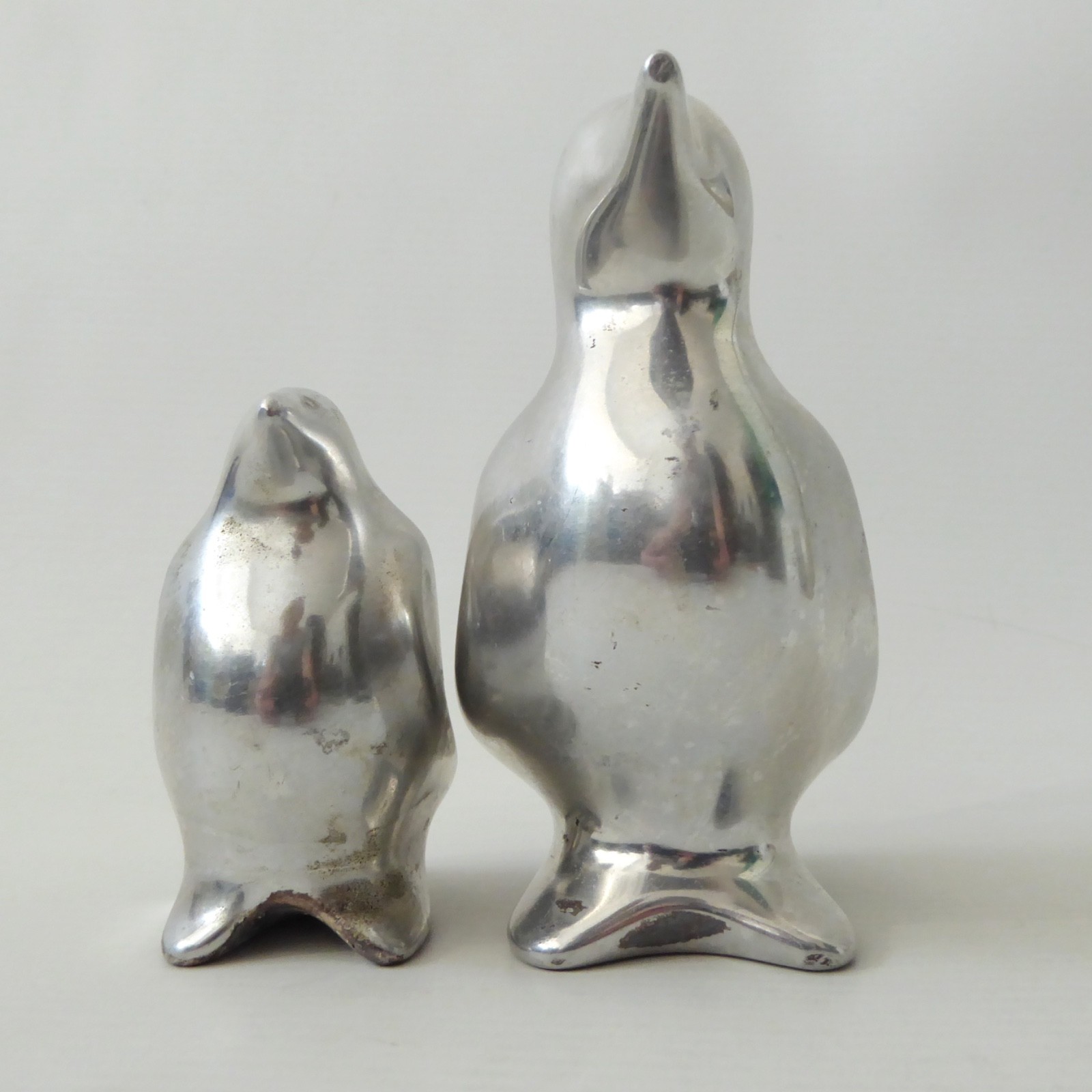 Hoselton Canada vintage cast aluminium penguin sculpture 2 figurines. Retro 1597 - Image 4
