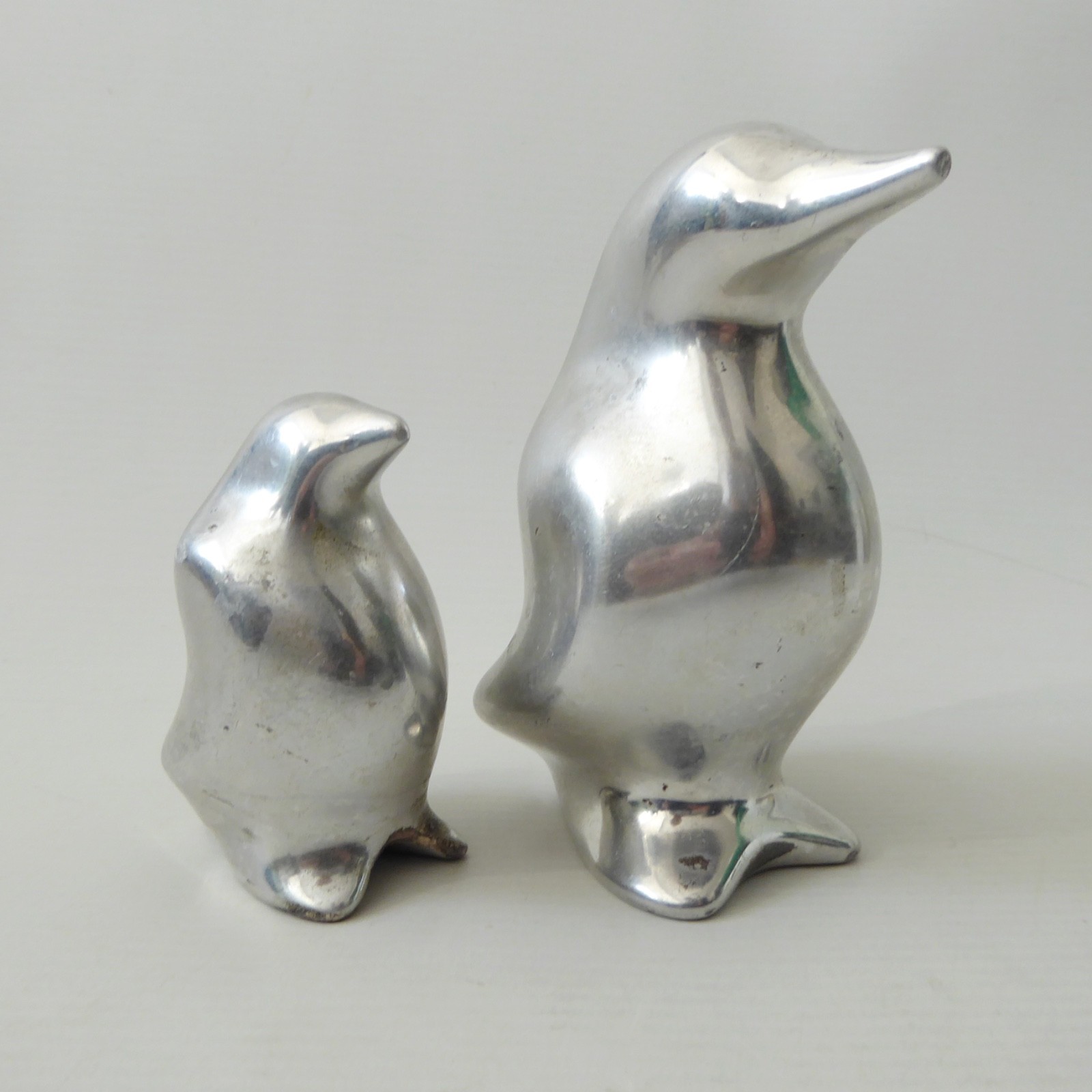 Hoselton Canada vintage cast aluminium penguin sculpture 2 figurines. Retro 1597 - Image 5
