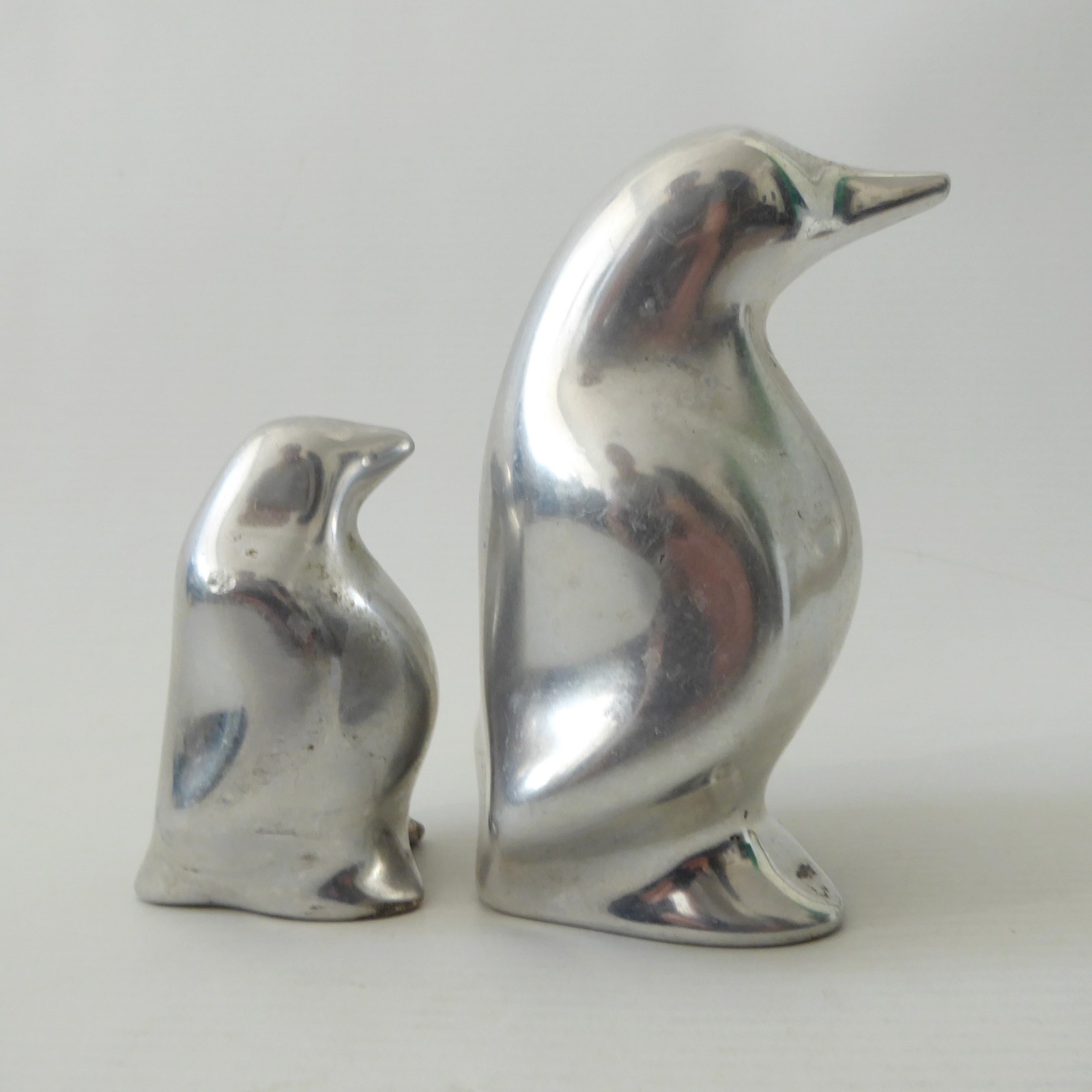 Hoselton Canada vintage cast aluminium penguin sculpture 2 figurines. Retro 1597 - Image 6