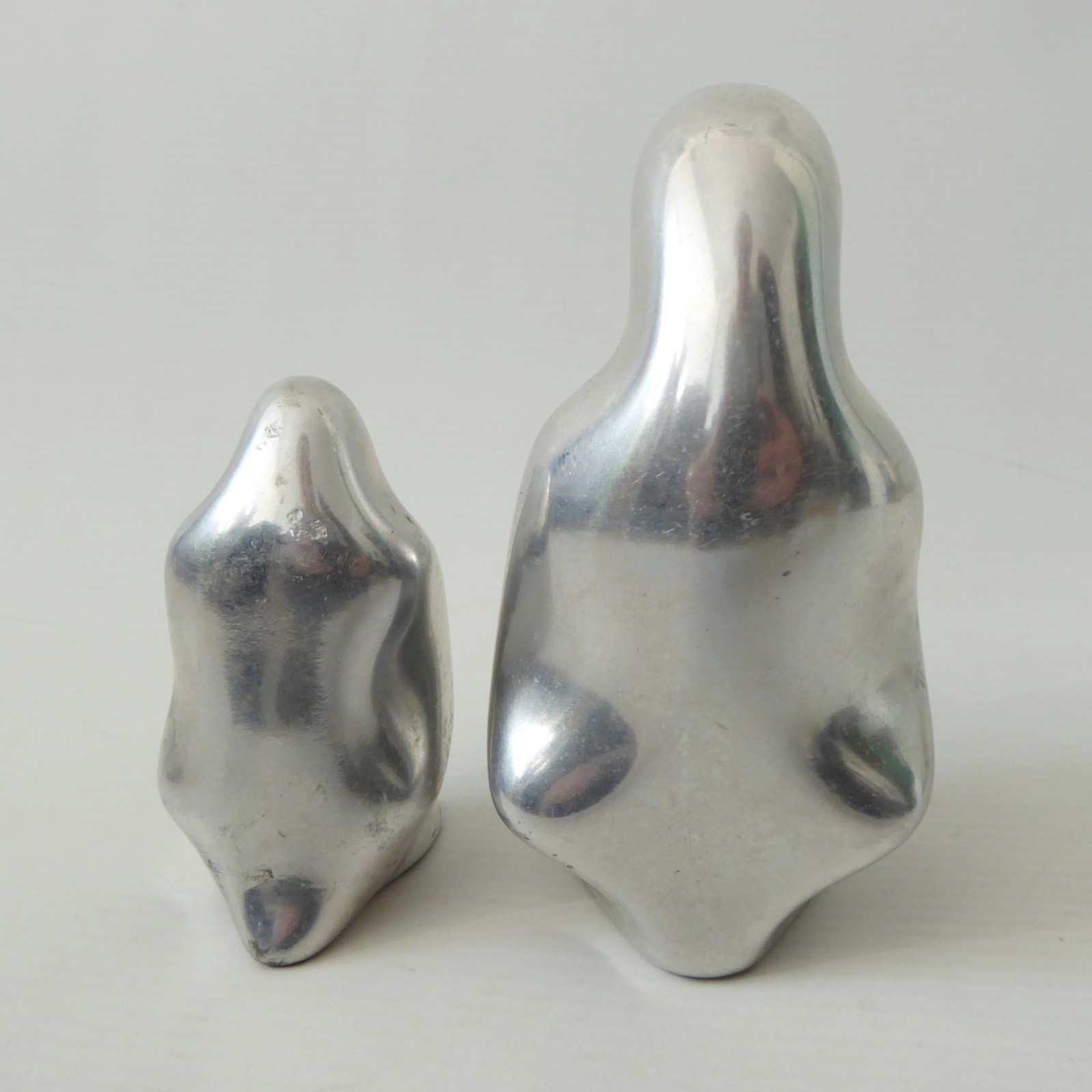 Hoselton Canada vintage cast aluminium penguin sculpture 2 figurines. Retro 1597 - Image 7