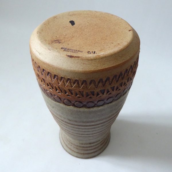 Large 8" Broadstairs Pottery art pottery vase. Signed DV, 1970s retro rustic pot - Image 11