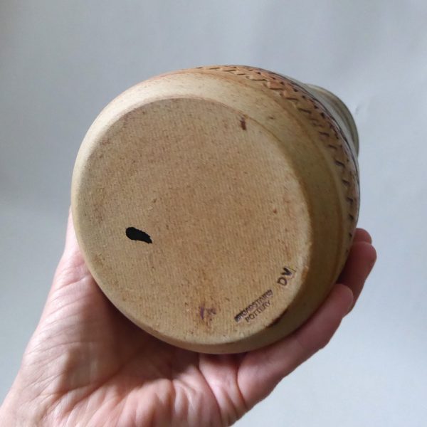 Large 8" Broadstairs Pottery art pottery vase. Signed DV, 1970s retro rustic pot - Image 12