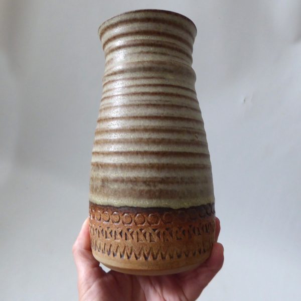 Large 8" Broadstairs Pottery art pottery vase. Signed DV, 1970s retro rustic pot - Image 13