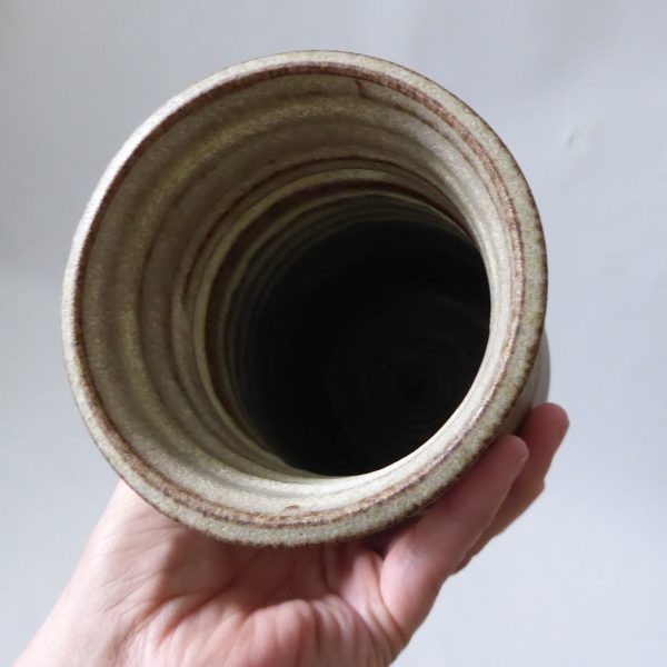 Large 8" Broadstairs Pottery art pottery vase. Signed DV, 1970s retro rustic pot - Image 14
