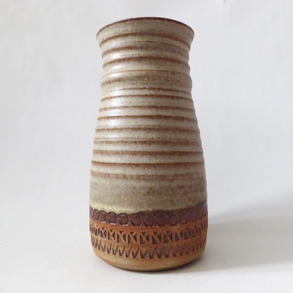 Large 8" Broadstairs Pottery art pottery vase. Signed DV, 1970s retro rustic pot - Image 3