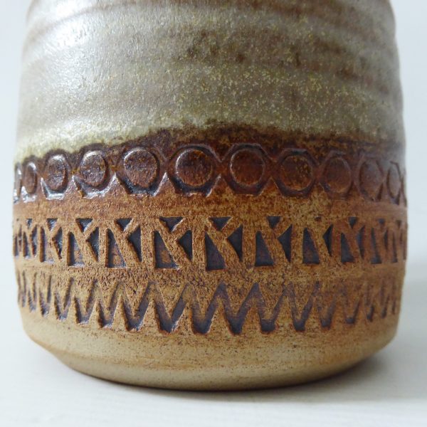 Large 8" Broadstairs Pottery art pottery vase. Signed DV, 1970s retro rustic pot - Image 4