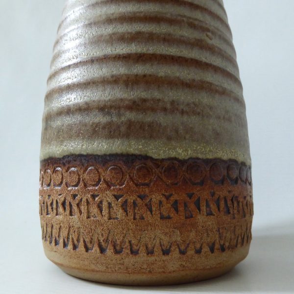Large 8" Broadstairs Pottery art pottery vase. Signed DV, 1970s retro rustic pot - Image 8