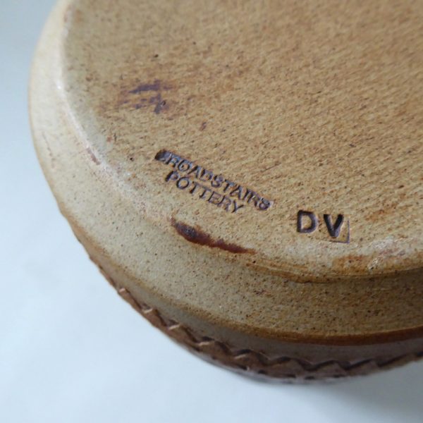 Large 8" Broadstairs Pottery art pottery vase. Signed DV, 1970s retro rustic pot - Image 10