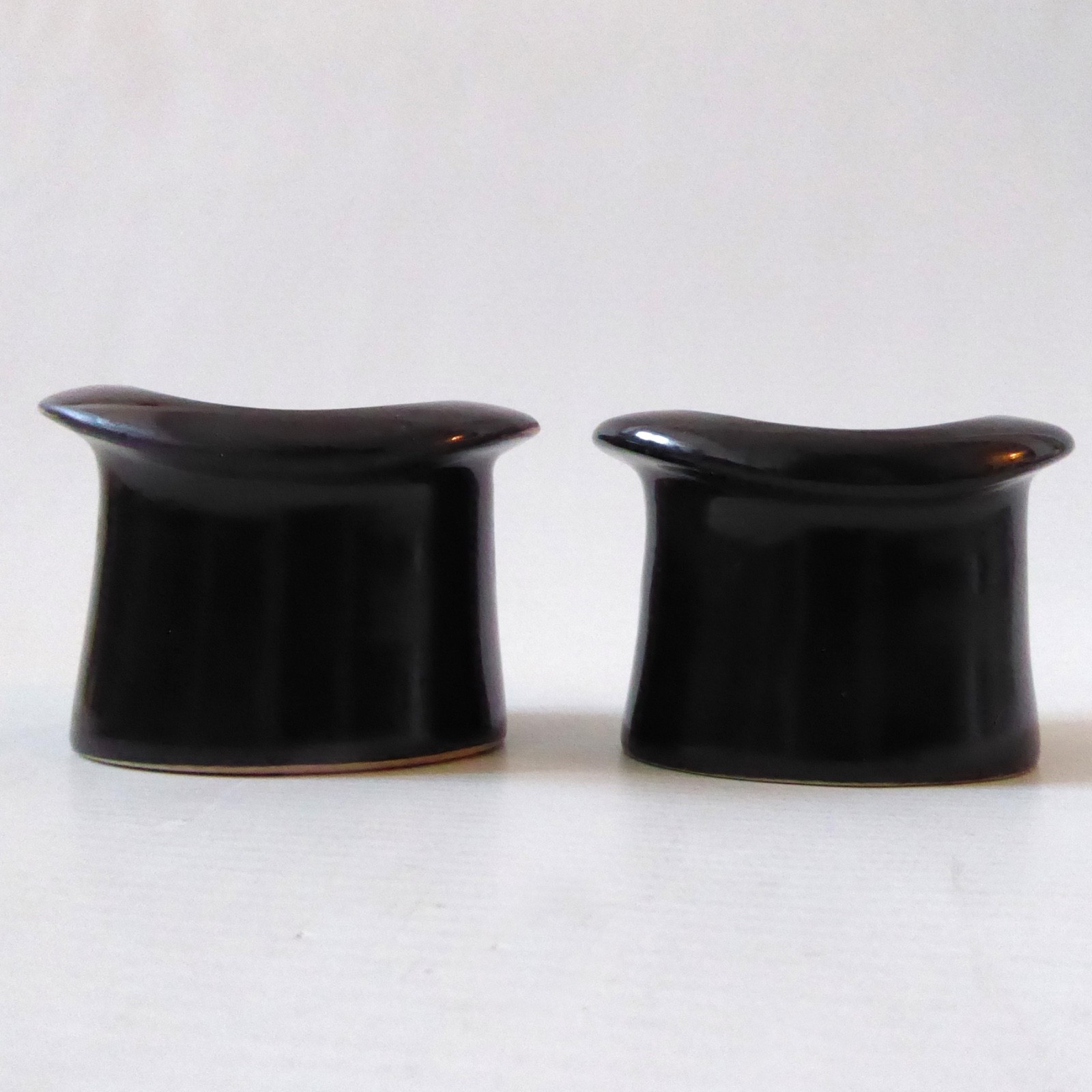 Leo Bonassera Rye 2x egg cups, 1980s vintage, top hat & gloves, black and white - Image 10