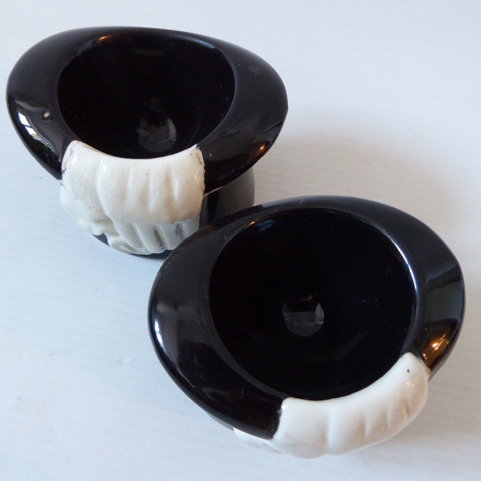 Leo Bonassera Rye 2x egg cups, 1980s vintage, top hat & gloves, black and white - Image 8