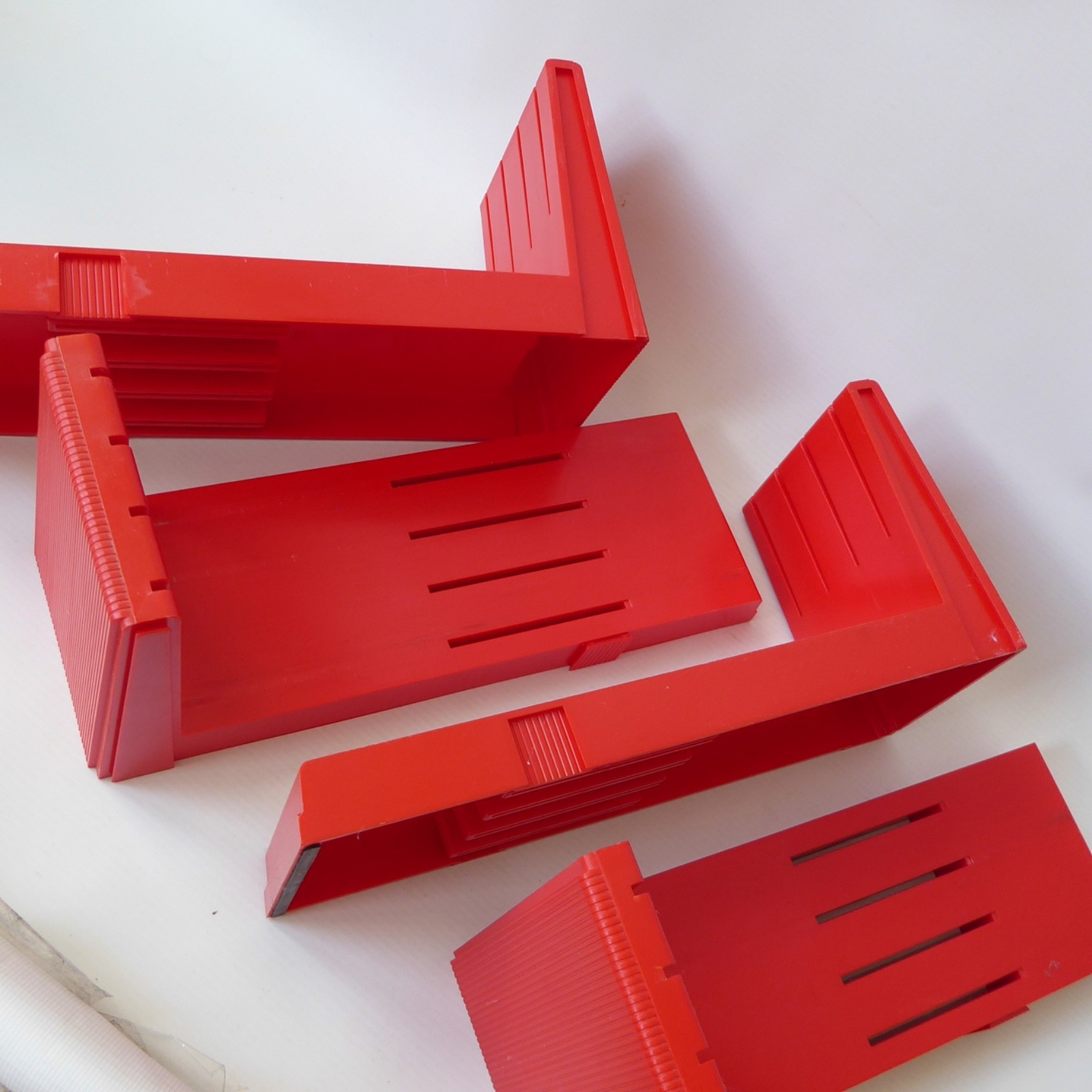 Myers Superack 99 retro 70s red plastic magazine organiser storage vinyl LP rack - Image 17