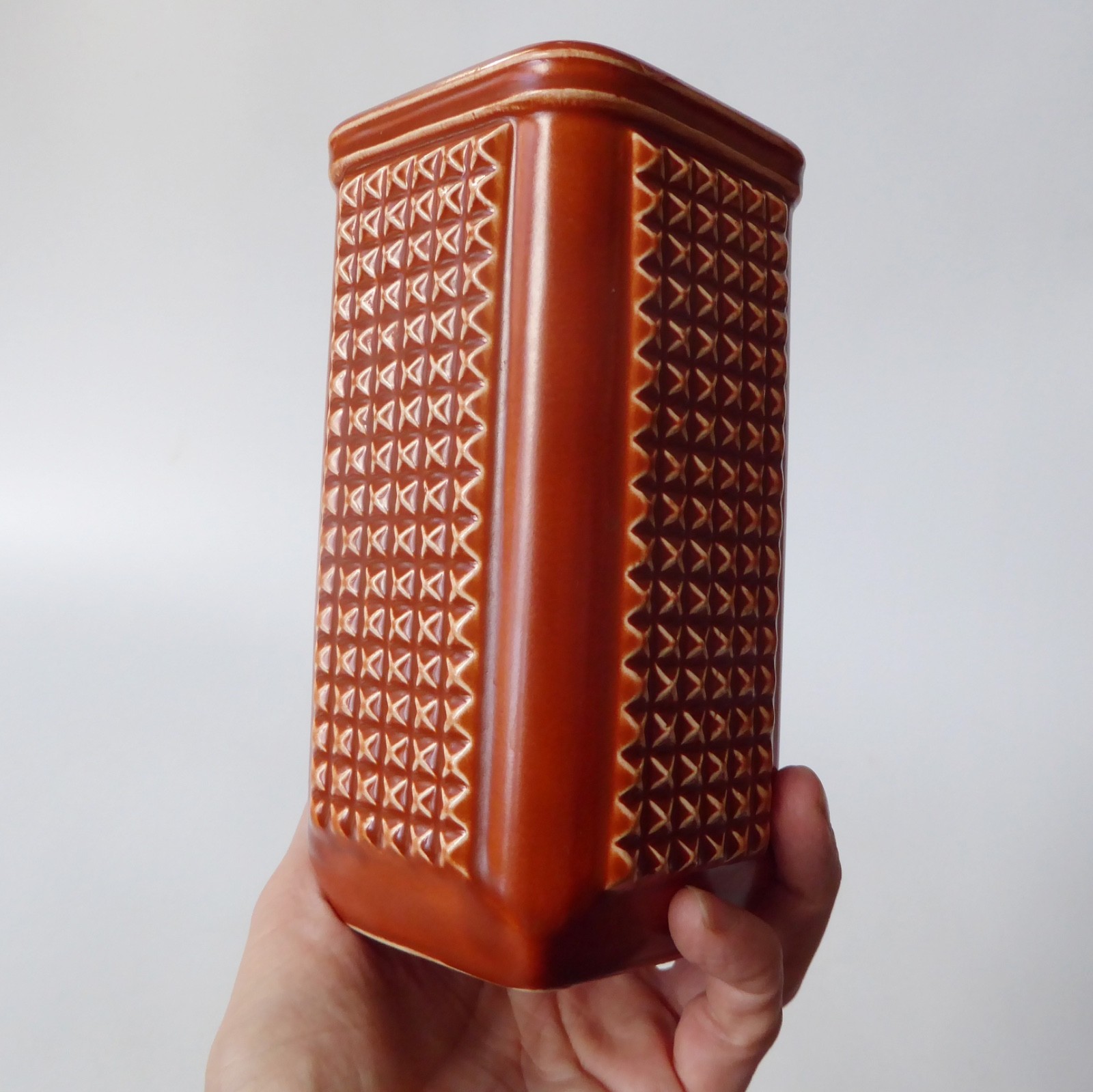 SylvaC Manhattan vase, 3938. 1960s vintage tan brown ceramic/pottery block vase - Image 10