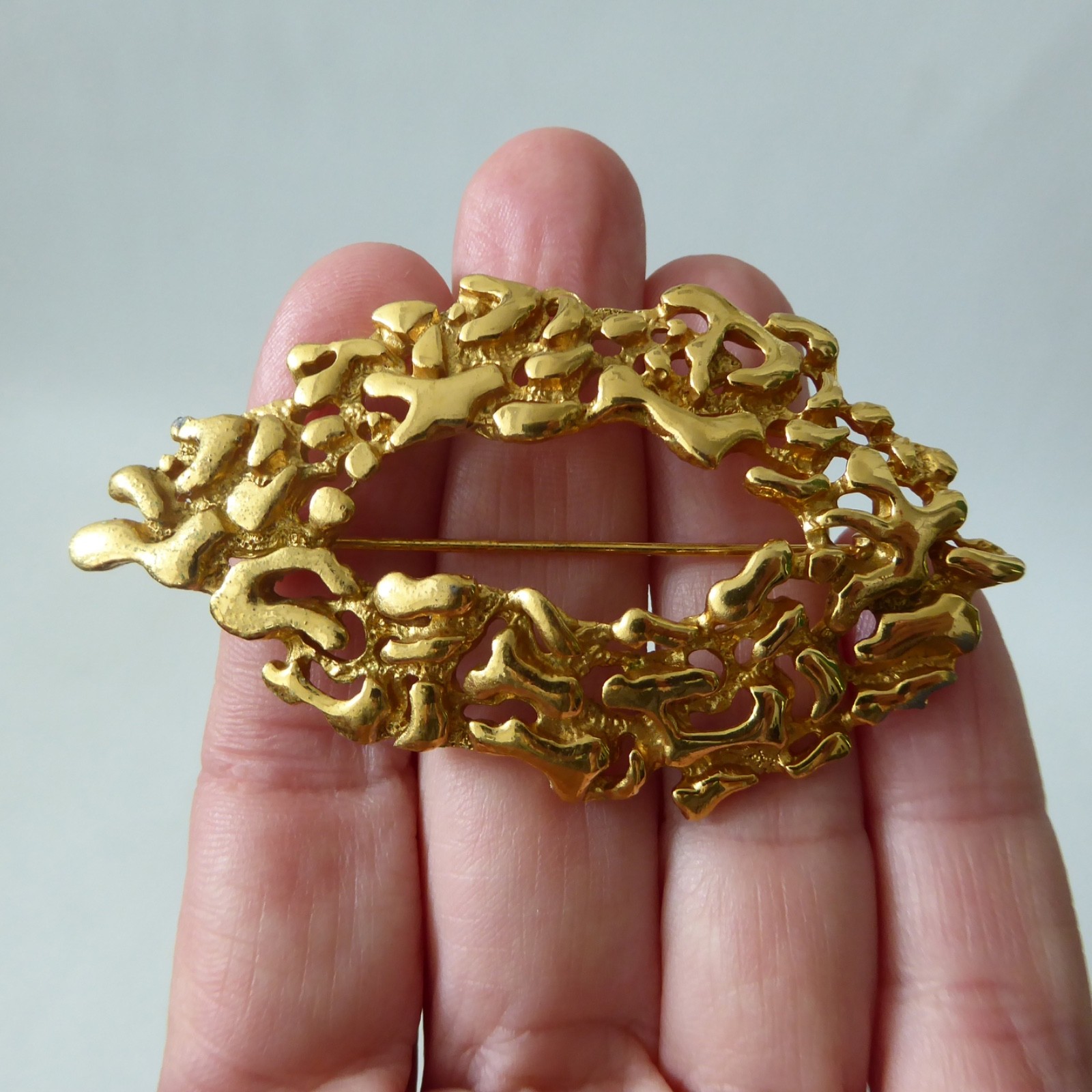 Vendome gold tone large brooch. Vintage 1960s brutalist retro, open textured pin - Image 8