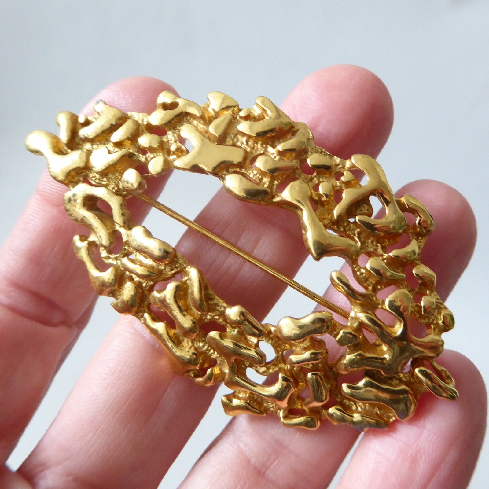 Vendome gold tone large brooch. Vintage 1960s brutalist retro, open textured pin - Image 9