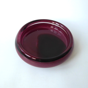 Vintage art glass bowl. Dusky mottled pink plum & swirl. 6" shallow dish 1960s