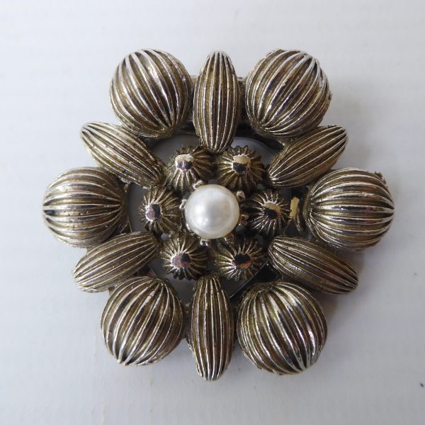 1950s 1960s silver tone and faux pearl scarf /collar clip. Vintage retro costume - Image 3