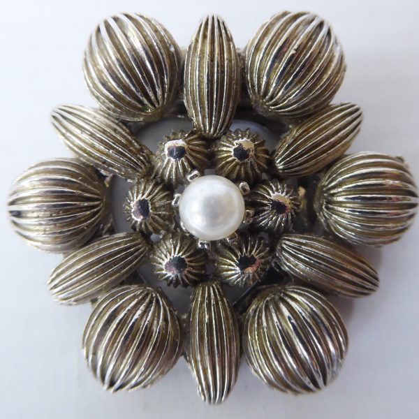1950s 1960s silver tone and faux pearl scarf /collar clip. Vintage retro costume - Image 4