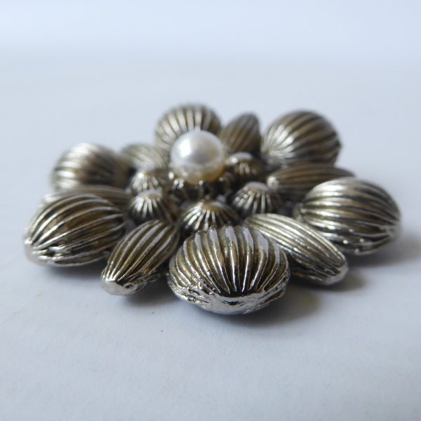 1950s 1960s silver tone and faux pearl scarf /collar clip. Vintage retro costume - Image 5