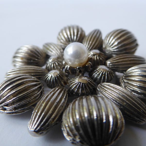1950s 1960s silver tone and faux pearl scarf /collar clip. Vintage retro costume - Image 6